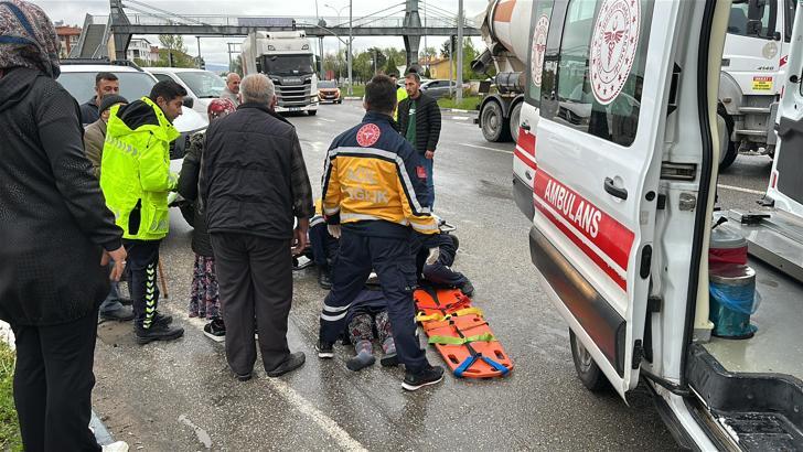 Üstgeçit yerine çevreyolunu kullandı, otomobilin çarpmasıyla yaralandı