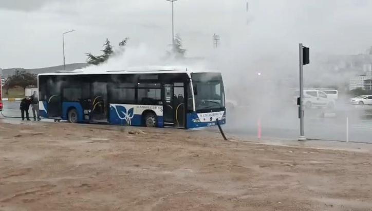 Elazığ’da yolcu otobüsü, seyir halindeyken alev alarak yandı