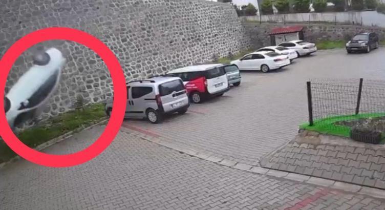 Ordu'da istinat duvarından site bahçesine düşen otomobilin sürücüsü öldü; kaza kamerada