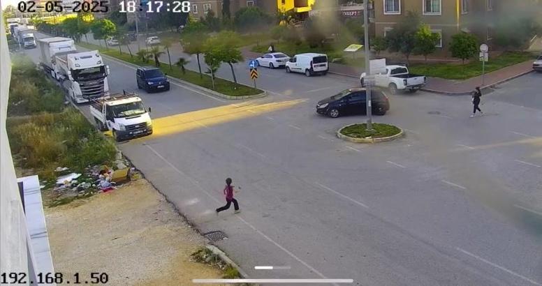 Hafif ticari aracın çarptığı çocuk, ağır yaralandı; kaza kamerada