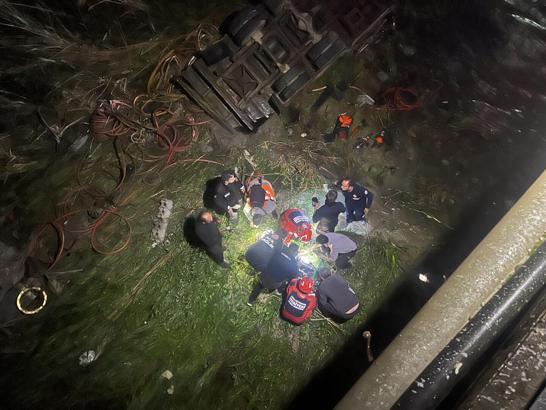 Freni boşalan kamyonet, otomobillere çarpıp Eşen Çayı’na uçtu; 2 yaralı