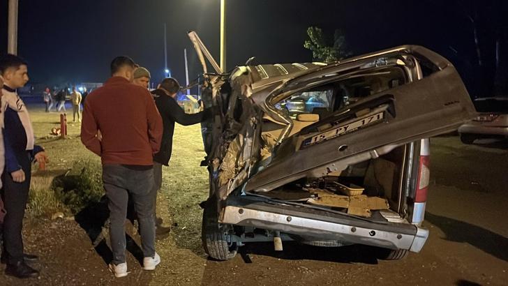 Freni boşalan kamyonet, otomobillere çarpıp Eşen Çayı’na uçtu; 2 yaralı/ Ek fotoğraflar