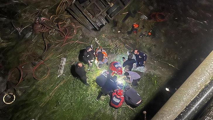 Freni boşalan kamyonet, otomobillere çarpıp Eşen Çayı’na uçtu; 2 yaralı