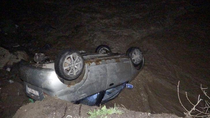 Erzurum’da otomobil dereye uçtu; 3 yaralı/ Ek fotoğraflar