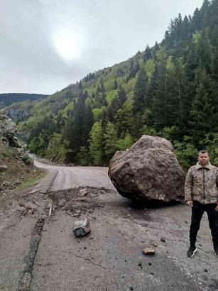 Dev kaya parçası yola düştü, arkadaş grubu son anda kurtuldu; olay sonrası kamerada