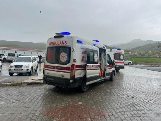 Hakkari'de minibüs dereye devrildi; 2 ölü, 3 yaralı