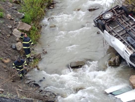 Hakkari'de minibüs dereye devrildi; 2 ölü, 3 yaralı/Ek fotoğraflar