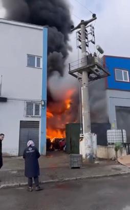 Fabrika deposu yangında kullanılamaz hale geldi