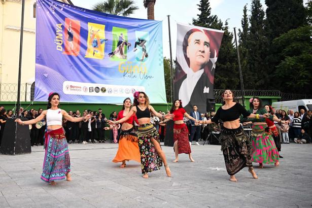 Dansın ritmi Cumhuriyet Meydanı'nda yükseldi