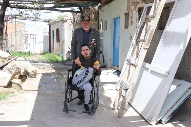 Kıbrıs gazisi, 35 yıldır yatalak oğlu için terk edilen mahalleyi bekliyor