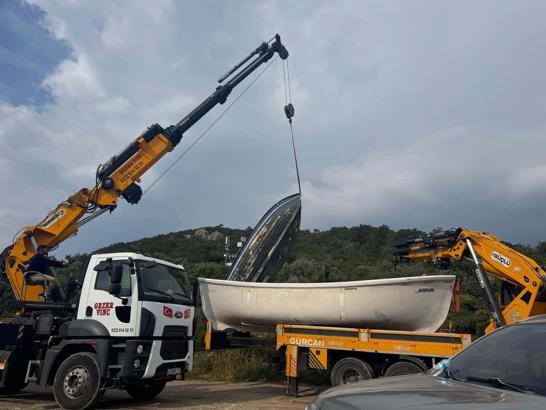 Bodrum'da izinsiz ve sahipsiz 5 tekne denizden kaldırıldı
