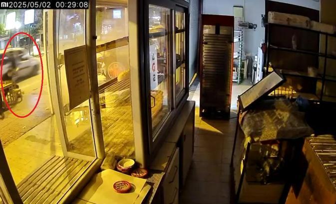 Hafif ticari araçtan, fırına silahla ateş etti