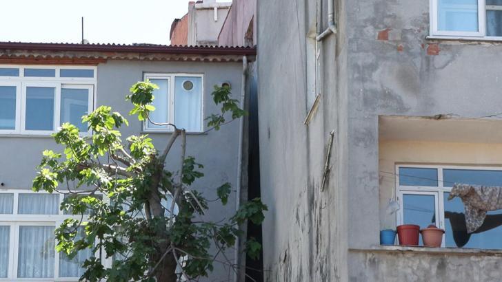 İstanbul - Gaziosmanpaşa'da yol çöktü, iki bina tahliye edildi