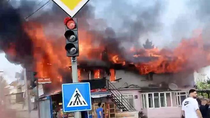 Düzce'de 2 katlı bina, alev alev yandı