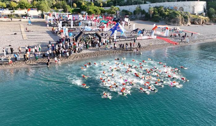 30 ülkeden sporcular Akdeniz'in sularında kulaç attı