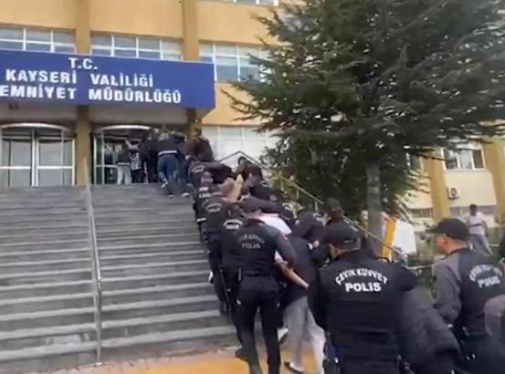 Kayseri'de uyuşturucu satıcılarına operasyon; 27 gözaltı