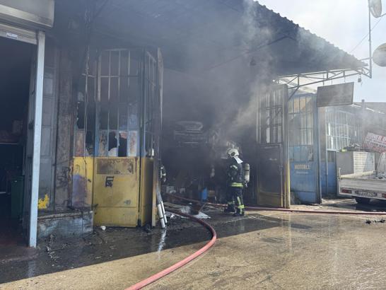 Oto kilit tamirci dükkanı ile içerisindeki otomobil yandı