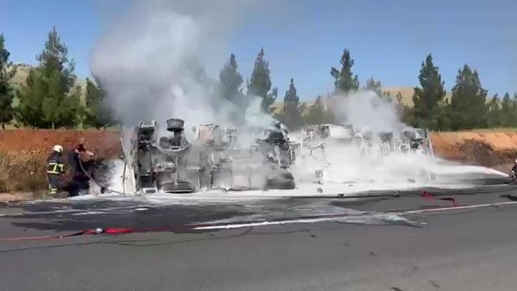 Şanlıurfa'da akaryakıt yüklü tanker devrildi; yangın çıktı