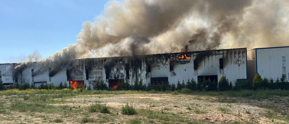 Tekirdağ'da fabrika yangını; alevler parfüm tesisine sıçradı (2)