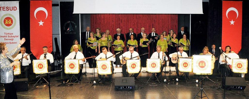 Emekli subay ve eşlerinden türkü şöleni