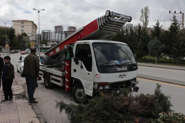 Yük asansörlü kamyonet parka girdi, ağaçlara çarpıp durdu