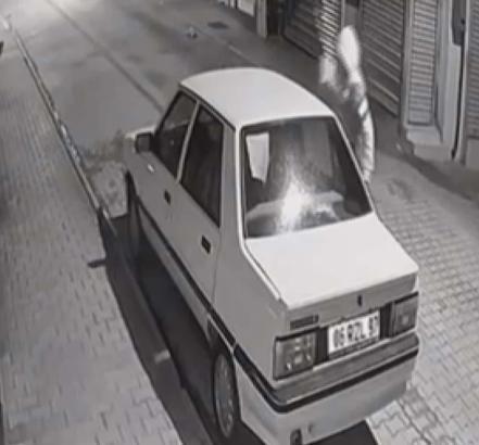 4 otomobili yaktı; o anlar kamerada