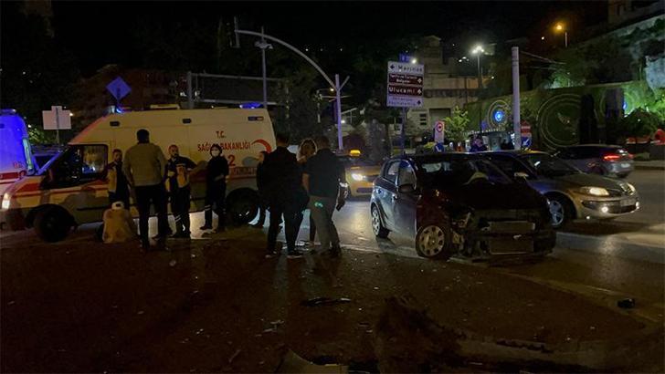 Bursa'da sürücüsünün kırmızı ışık ihlali yaptığı otomobil, taksiye çarptı: 7 yaralı