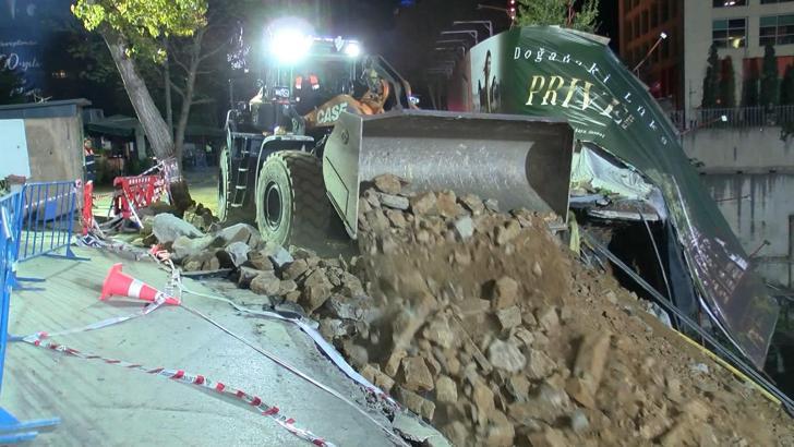 İstanbul - Sarıyer'de çöken yolun dolgu ve onarım çalışmaları gece boyunca sürdü
