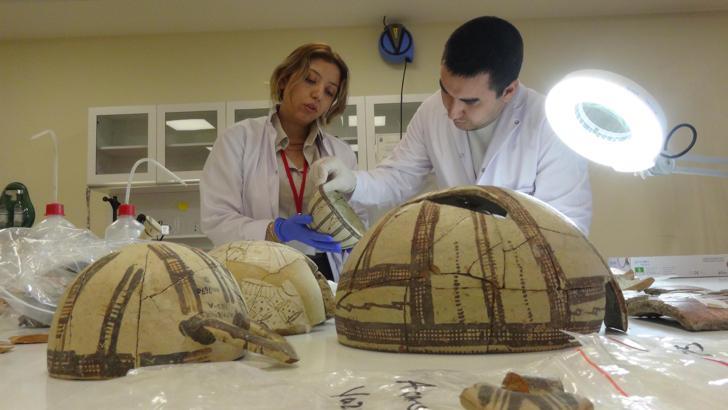 Asrın depreminde hasar gören cam ve seramik eserler lobaratuvarlarda onarılıyor