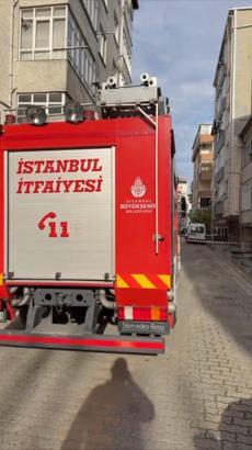 İstanbul- Küçükçekmece'de işçinin yaslandığı aydınlatma direği devrilerek eve girdi