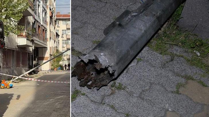 Küçükçekmece'de işçinin yaslandığı aydınlatma direği devrilerek eve girdi