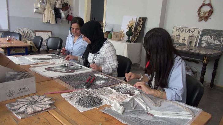 Evde oturmak yerine mozaik sanatçısı oldular