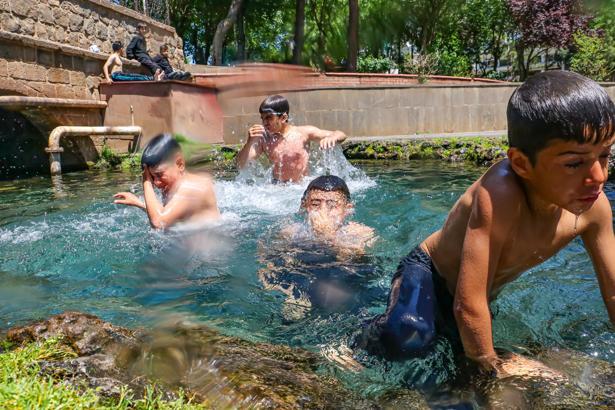 Diyarbakır’da çocukların tehlikeli eğlencesi başladı