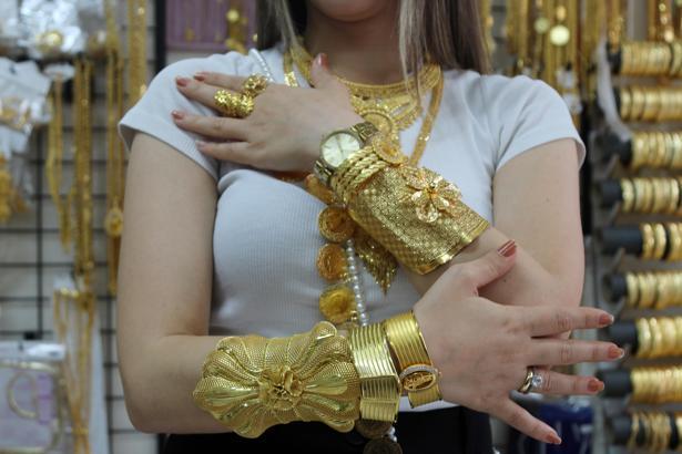 Düğünde altın alamayanlar imitasyon takıya yöneldi