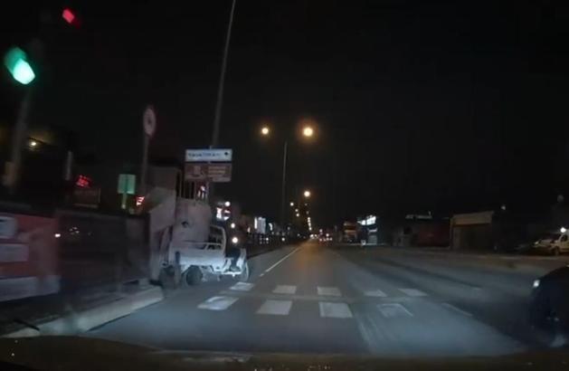 Yaya geçidinden dönüş yapan aşırı yüklü motosiklet devrildi; kaza, araç kamerasında