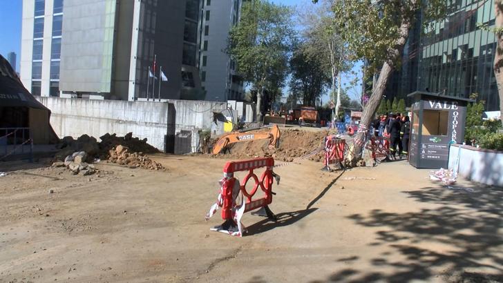 İstanbul- Sarıyer'de çöken yolun dolgu ve onarım çalışmaları devam ediyor