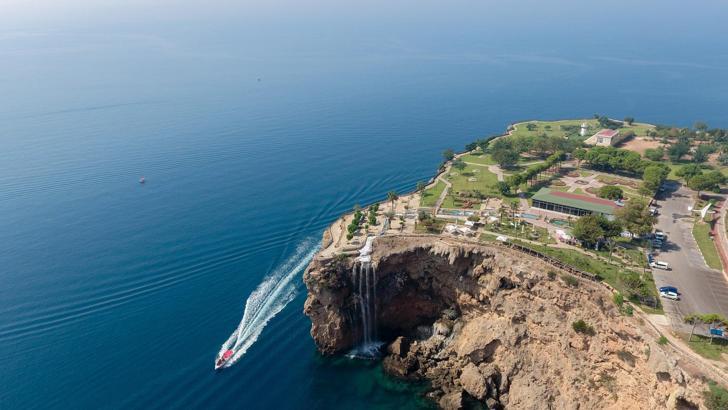 Çiçekler sahada, hayaller desende