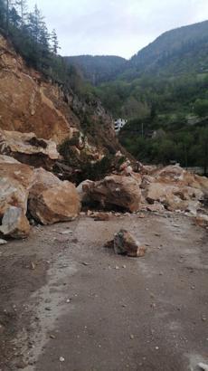 Giresun'da heyelan yolu kapattı