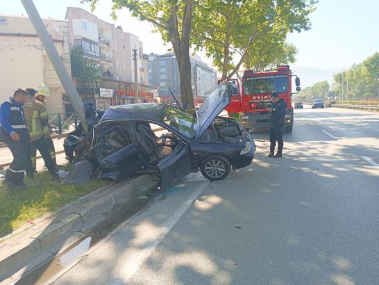 Bursa'da otomobil aydınlatma direğine çarptı: 1'i ağır, 2 yaralı