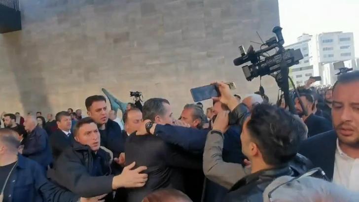 İstanbul - Özgür Özel'e cenaze töreni çıkışında yumruklu saldırı