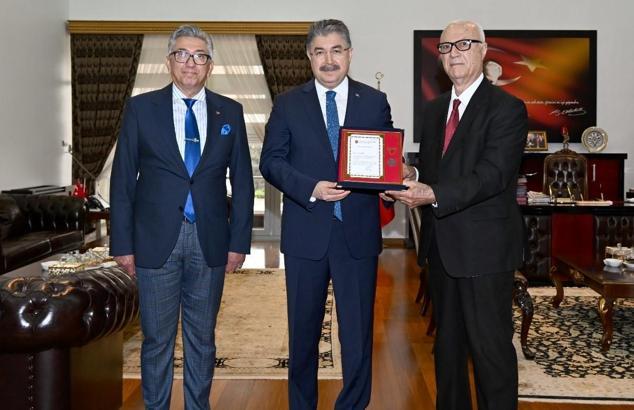 Kitabının gelirini Türk Silahlı Kuvvetlerini Güçlendirme Vakfına bağışlayan yazara ödül