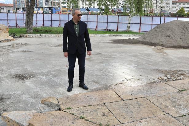 Başkan Uzun, Atatürk Anıtı yenileme çalışmalarını inceledi