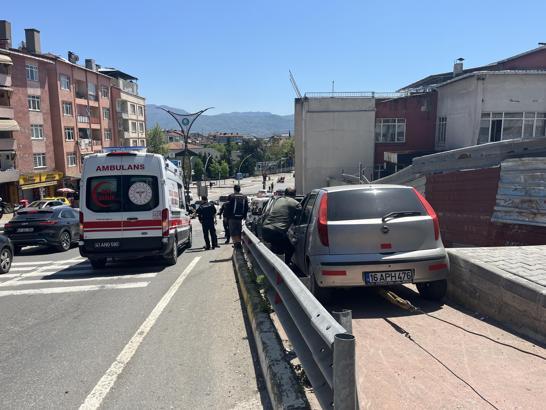 Otomobil, kırmızı ışıkta bekleyen otomobile çarptı; 2'si çocuk, 5 yaralı