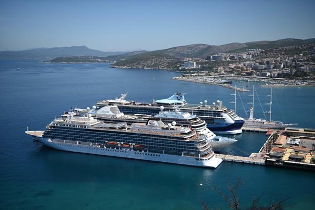 Kuşadası’na 5 gemiyle denizden toplam 4 bin 902 turist geldi