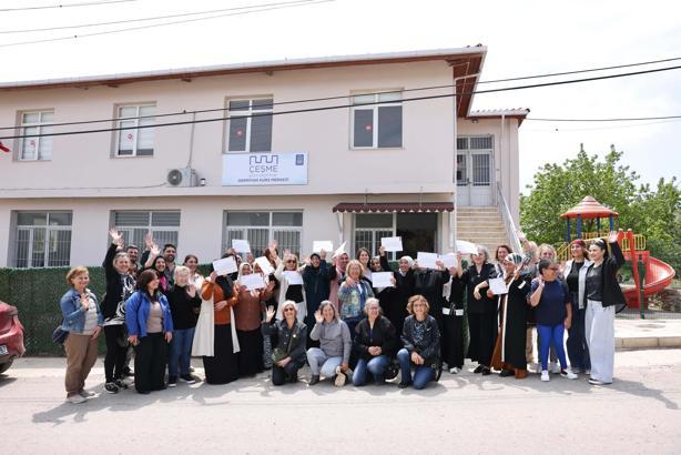Çeşme'de okuma yazma öğrenen Germiyanlı 15 kadına törenle sertifikaları verildi