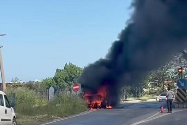 Aydın'da çarşaf yüklü kamyonet seyir halinde alev aldı