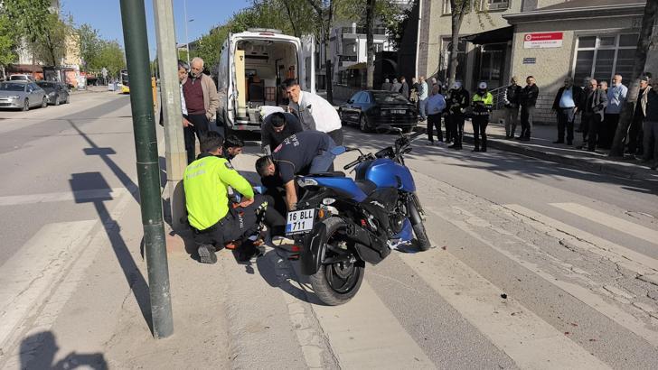 Yayaya yol vermek için duran otomobile motosiklet çarptı: 2 yaralı