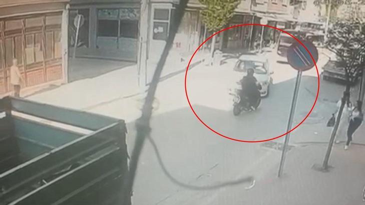 Otomobille çarpışan motosiklet sürücüsünün yaralandığı kaza, kamerada