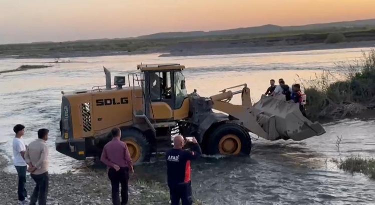 Batman Çayında mahsur kalan 25 kişi kepçeyle kurtarıldı