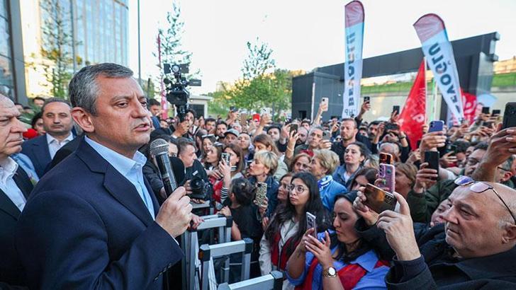 Özgür Özel, CHP İstanbul İl Başkanlığı önünde konuştu